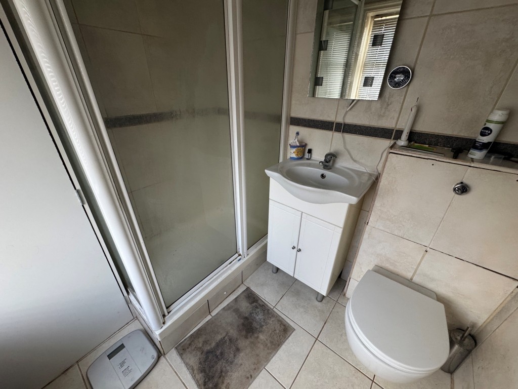 Lot: 85 - TWO FLATS CLOSE TO DEAL SEAFRONT, PIER AND TOWN CENTRE - Second floor flat - Shower room with WC
